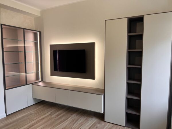 Parete soggiorno moderna su misura con mobile TV sospeso realizzata da Arienti Arreda a Desio tra Milano e Brianza