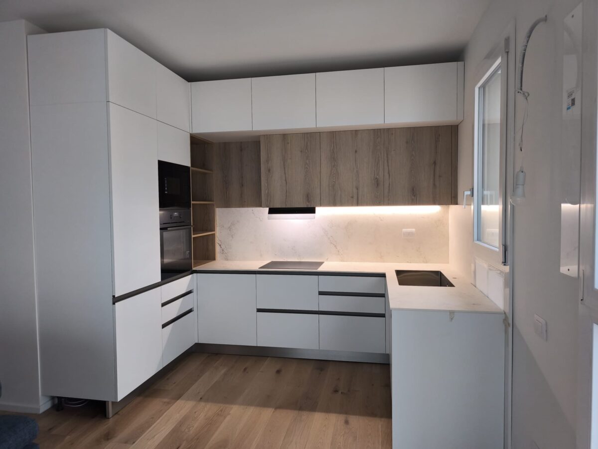 Cucina moderna ad angolo su misura bianca e legno con top effetto marmo realizzata da Arienti Arreda in Brianza e Milano