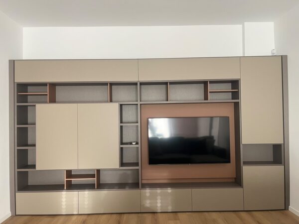 Libreria su misura moderna con porta TV integrato, ante battenti e vani a giorno realizzata da Arienti Arreda per un soggiorno contemporaneo a Milano.