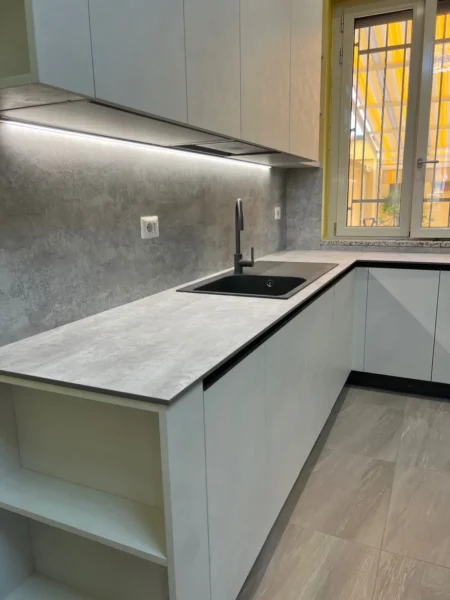Cucina moderna su misura a Desio con ante chiare, gole nere e piano grigio