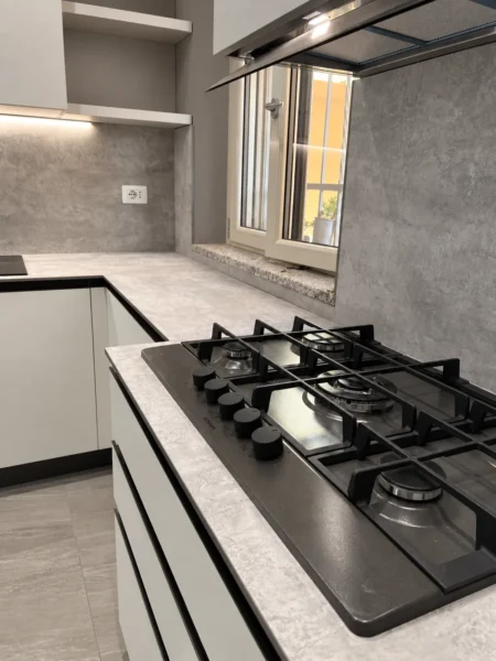 Cucina moderna Arienti Arreda a Desio con composizione angolare e colonne