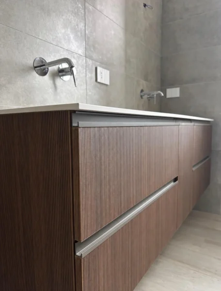 Dettaglio frontali rigati del mobile bagno sospeso effetto legno – Arienti Arreda Desio
